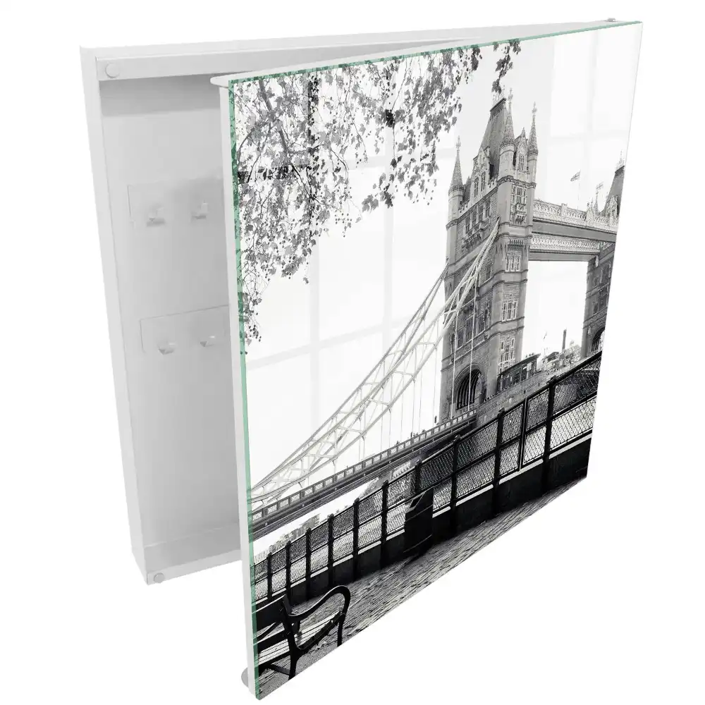 Armoire à clés un pont gothique entouré par la nature