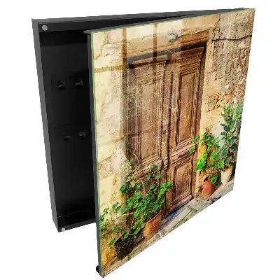 Armoire à clés portes en bois avec des plantes en pots de terre cuite