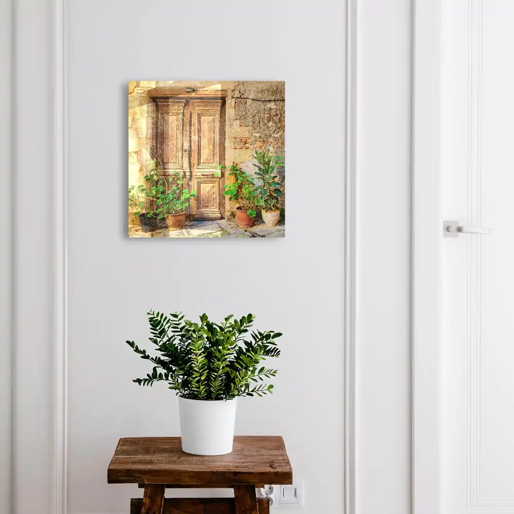 Armoire à clés portes en bois avec des plantes en pots de terre cuite