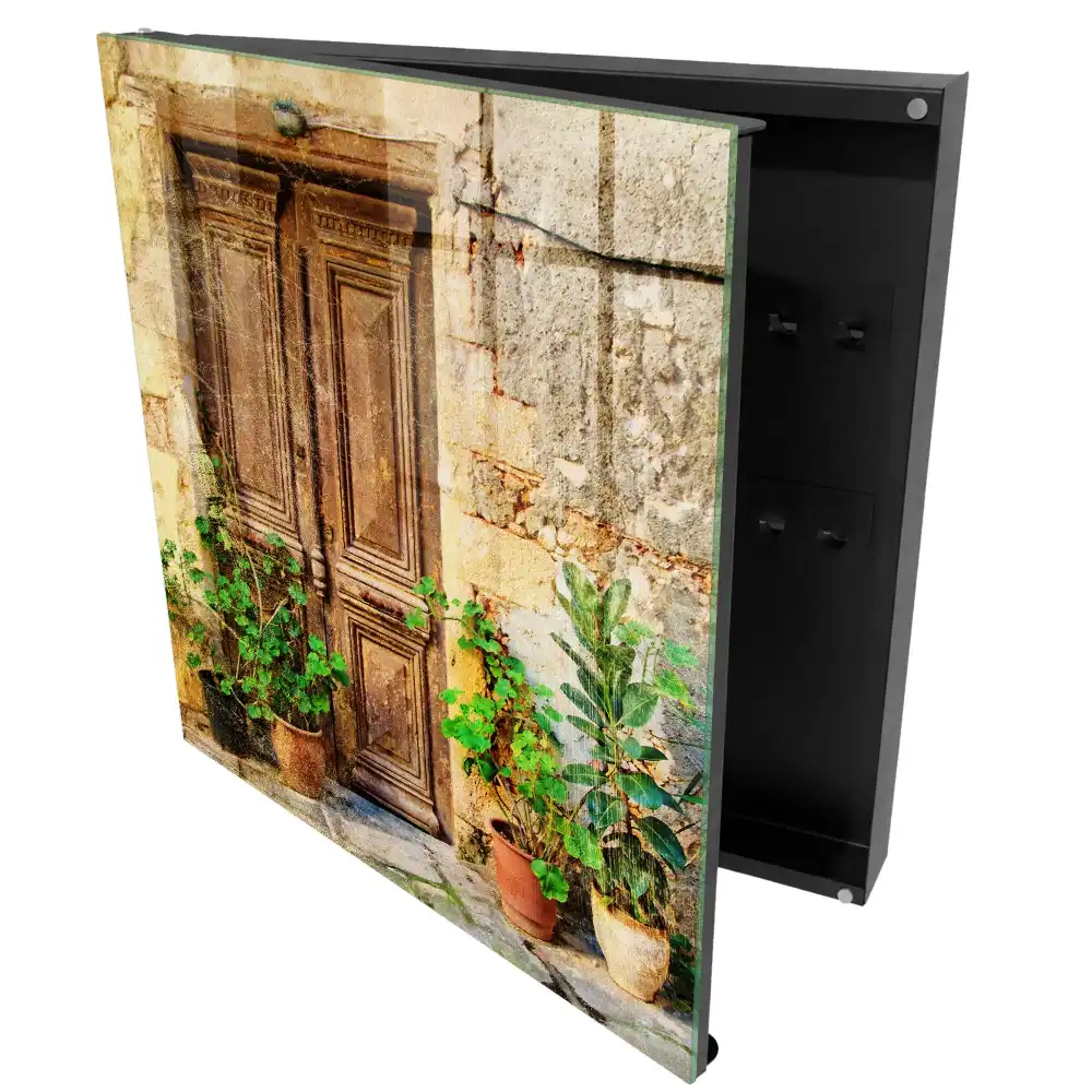 Armoire à clés portes en bois avec des plantes en pots de terre cuite