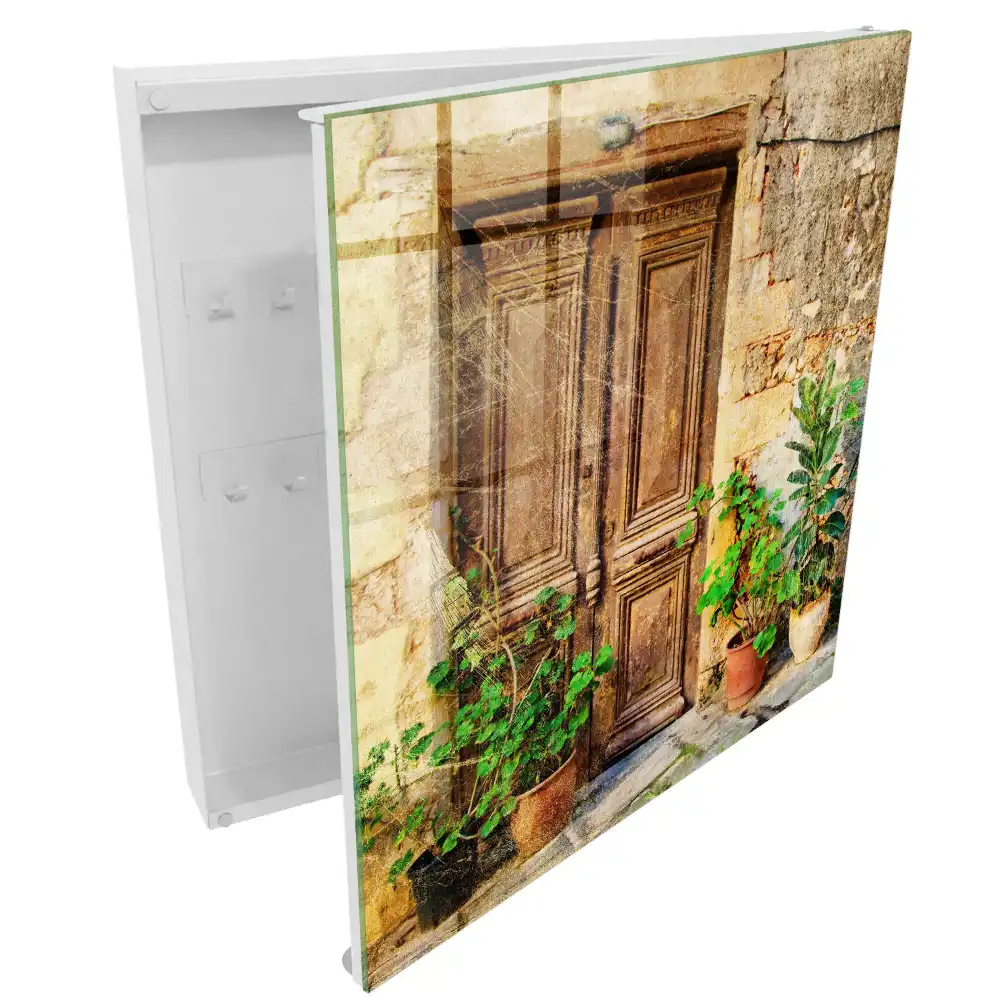 Armoire à clés portes en bois avec des plantes en pots de terre cuite