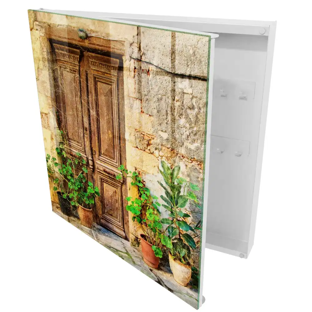 Armoire à clés portes en bois avec des plantes en pots de terre cuite