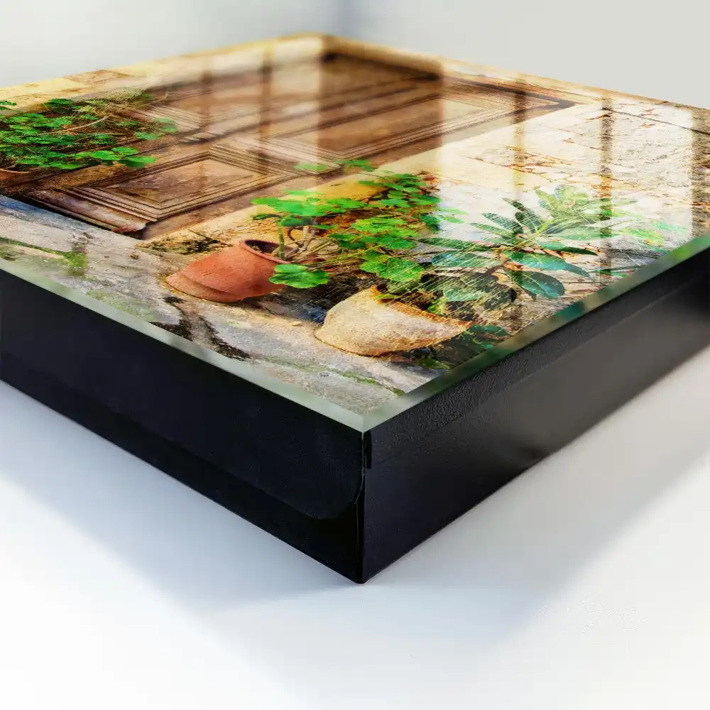 Armoire à clés portes en bois avec des plantes en pots de terre cuite