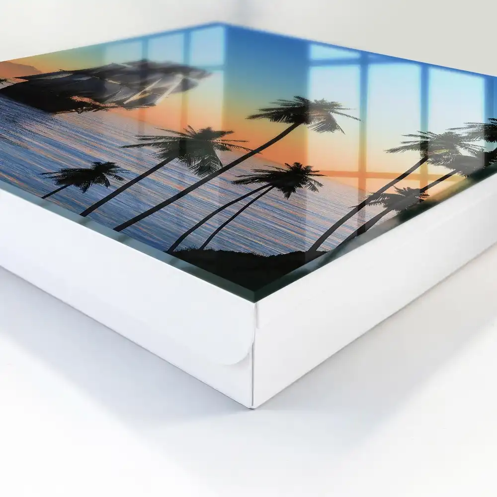 Armoire à clés voilier au coucher du soleil et palmiers