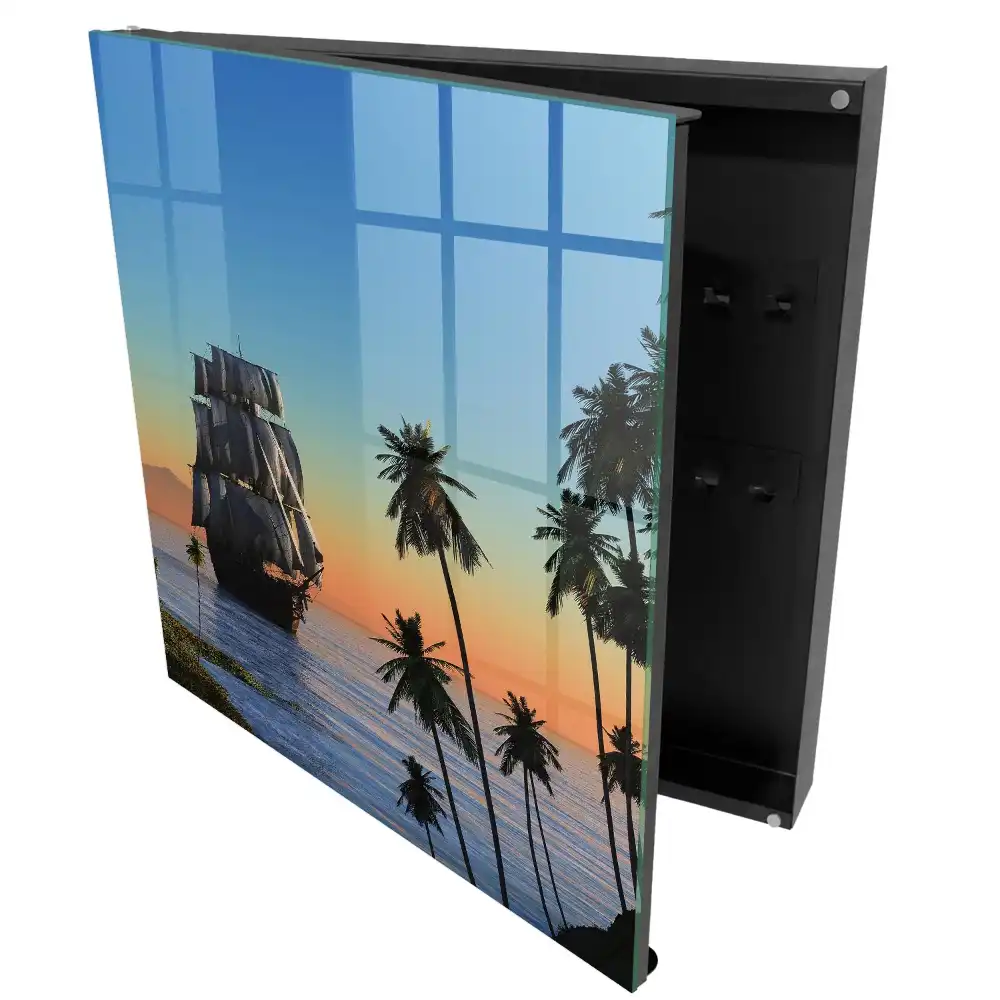 Armoire à clés voilier au coucher du soleil et palmiers
