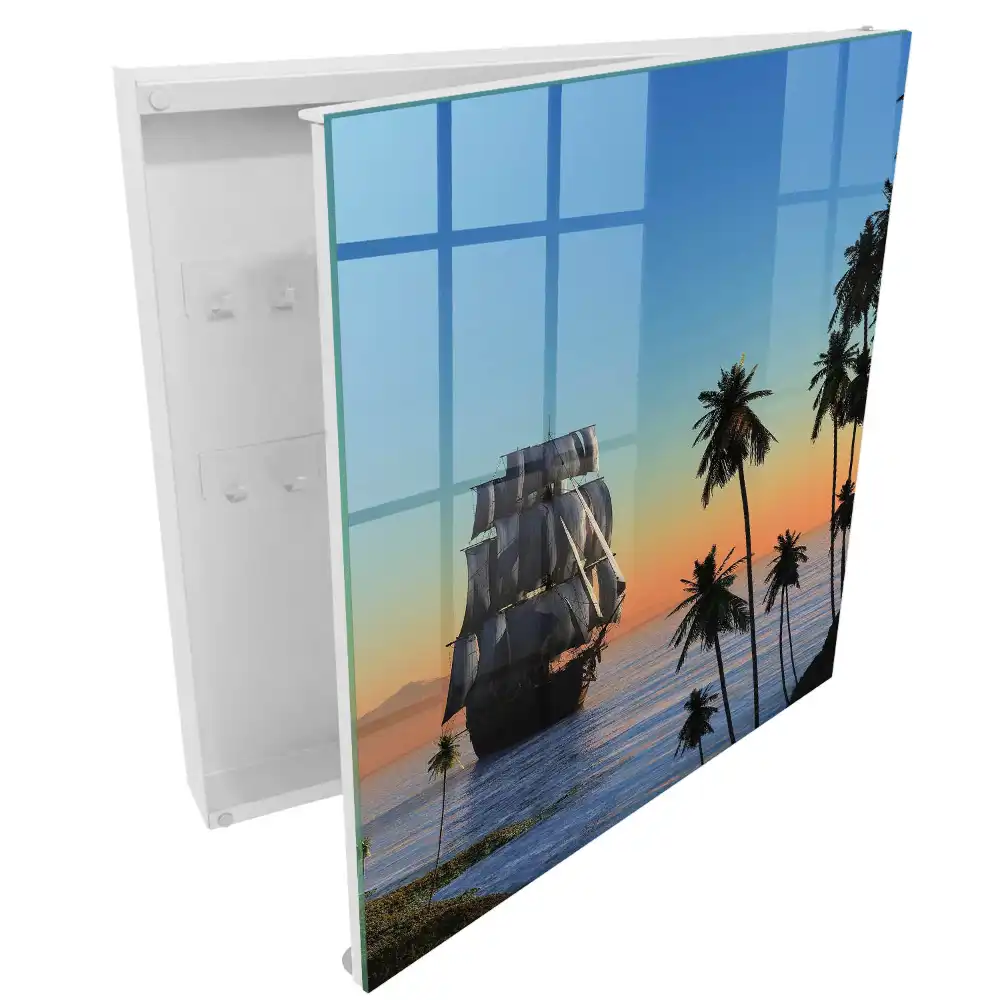 Armoire à clés voilier au coucher du soleil et palmiers