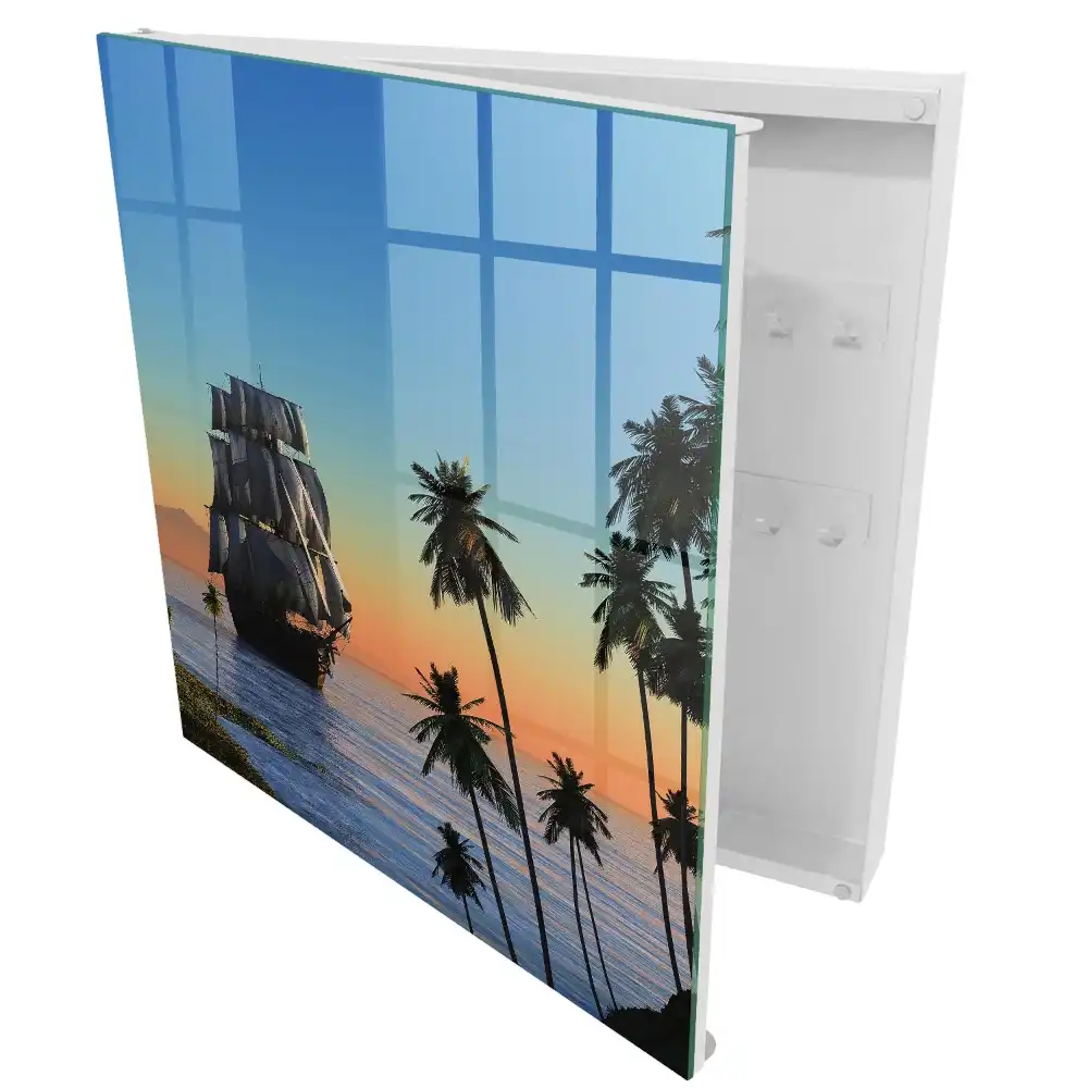 Armoire à clés voilier au coucher du soleil et palmiers