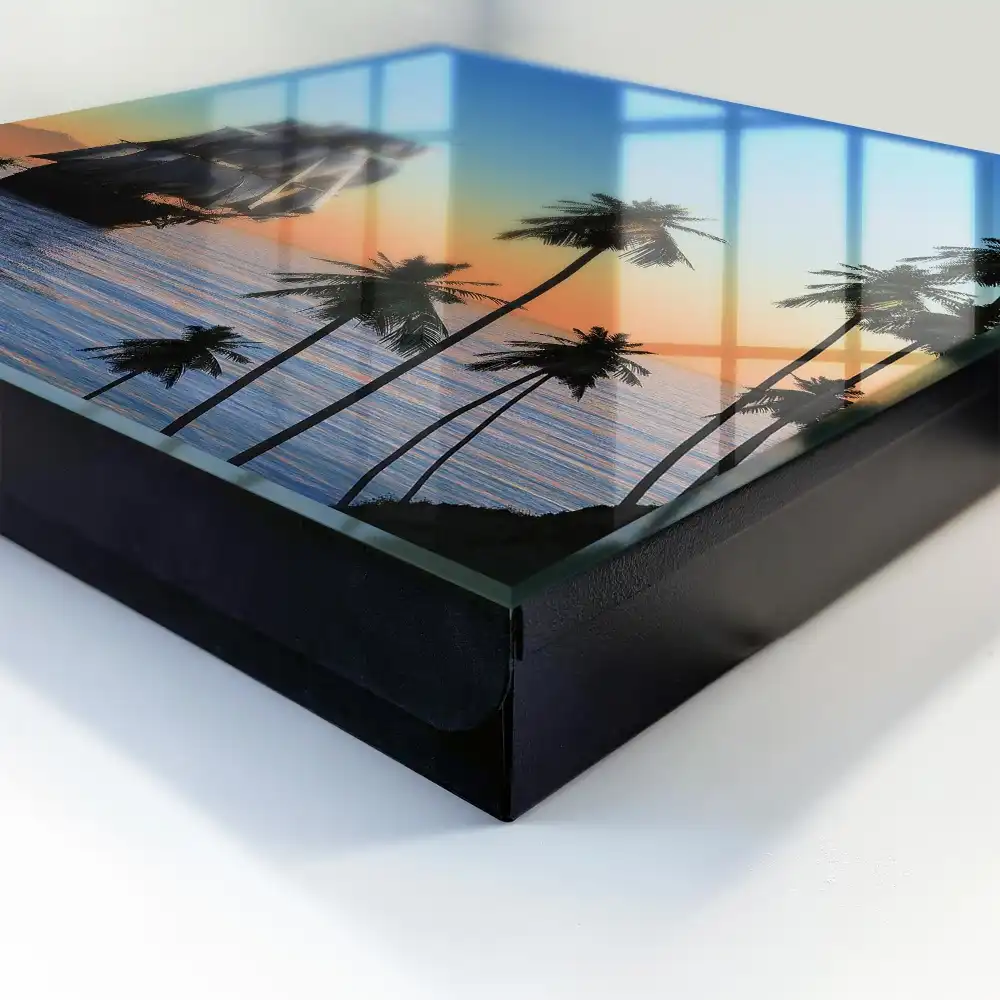 Armoire à clés voilier au coucher du soleil et palmiers