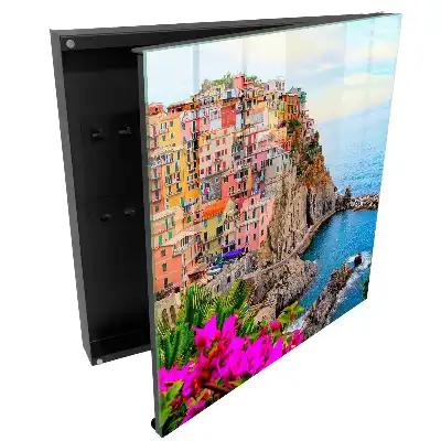 Boîte à clés des maisons colorées sur un rocher au bord de la mer