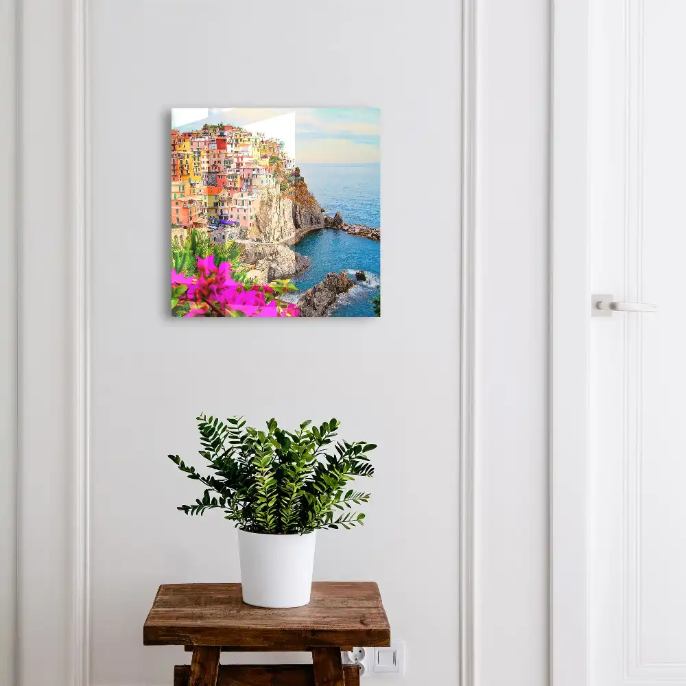 Boîte à clés des maisons colorées sur un rocher au bord de la mer