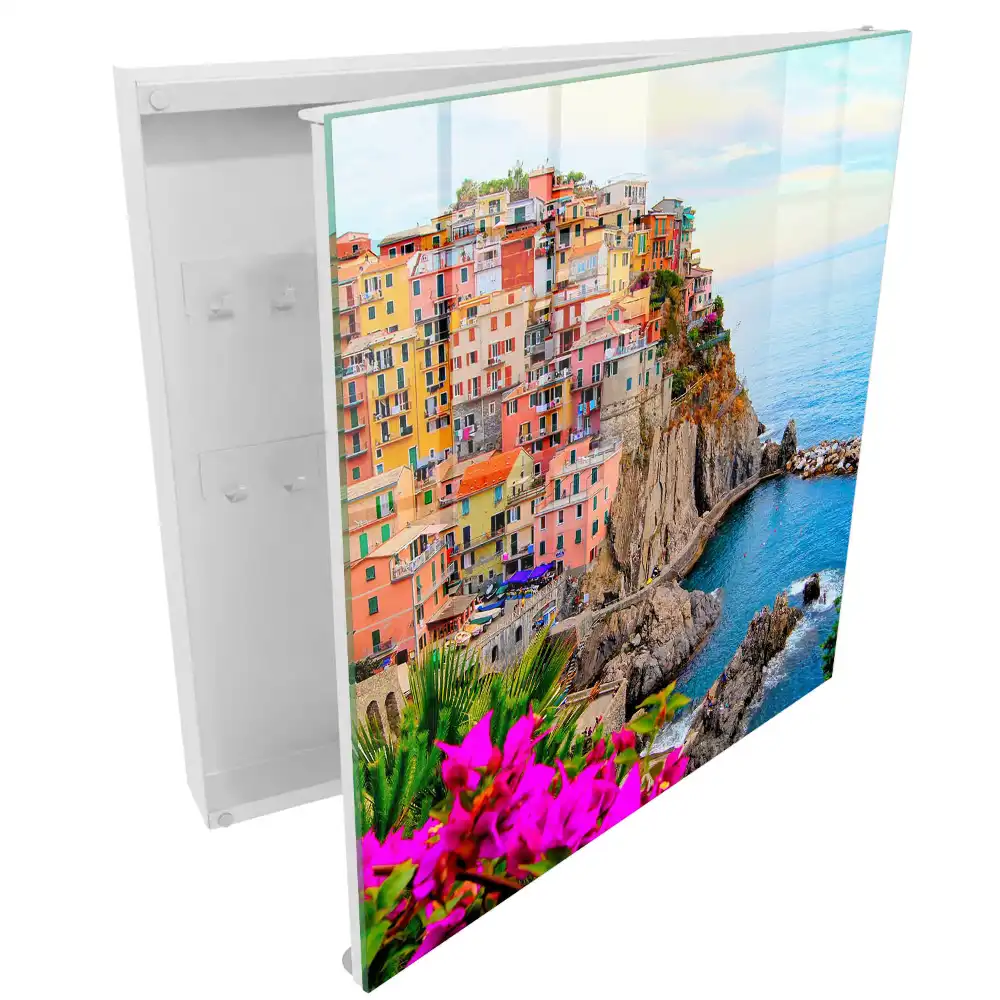 Boîte à clés des maisons colorées sur un rocher au bord de la mer
