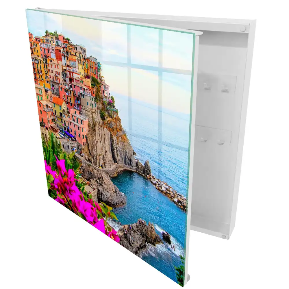 Boîte à clés des maisons colorées sur un rocher au bord de la mer