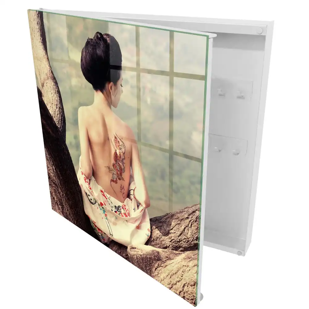 Boîte à clés murale la subtilité d'une personne tatouée dans un arbre