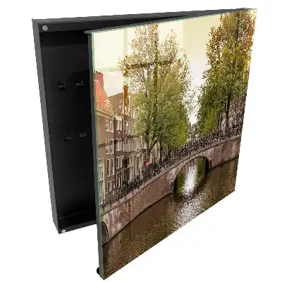 Boîte à clés un canal pittoresque bordé d'arbres verdoyants