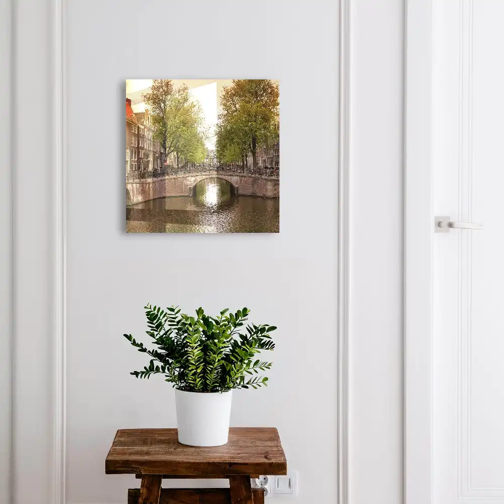 Boîte à clés un canal pittoresque bordé d'arbres verdoyants