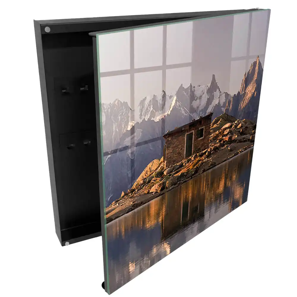 Boîte à clés des montagnes et une maison au bord du lac