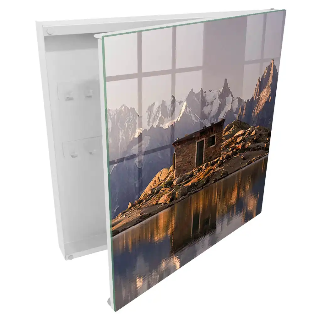 Boîte à clés des montagnes et une maison au bord du lac