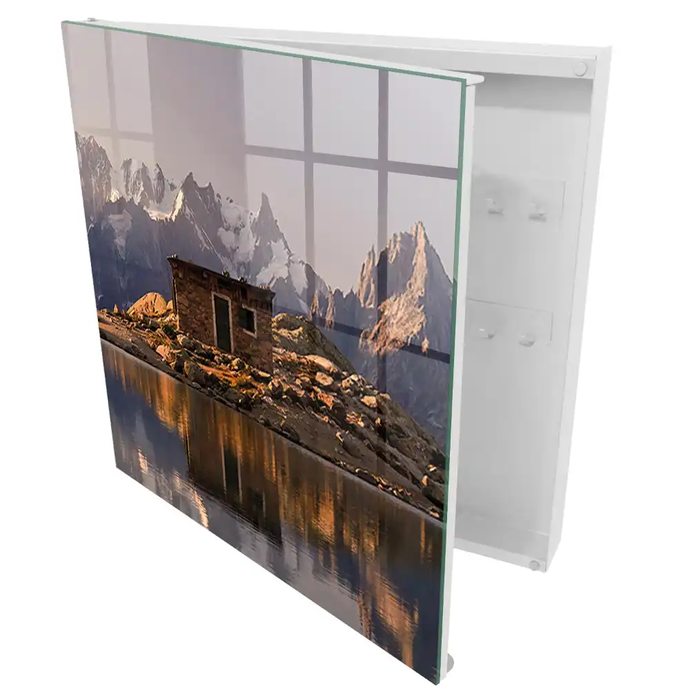 Boîte à clés des montagnes et une maison au bord du lac