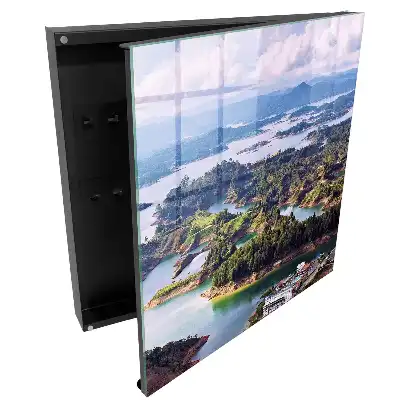 Armoire à clés un paysage verdoyant aux eaux bleues