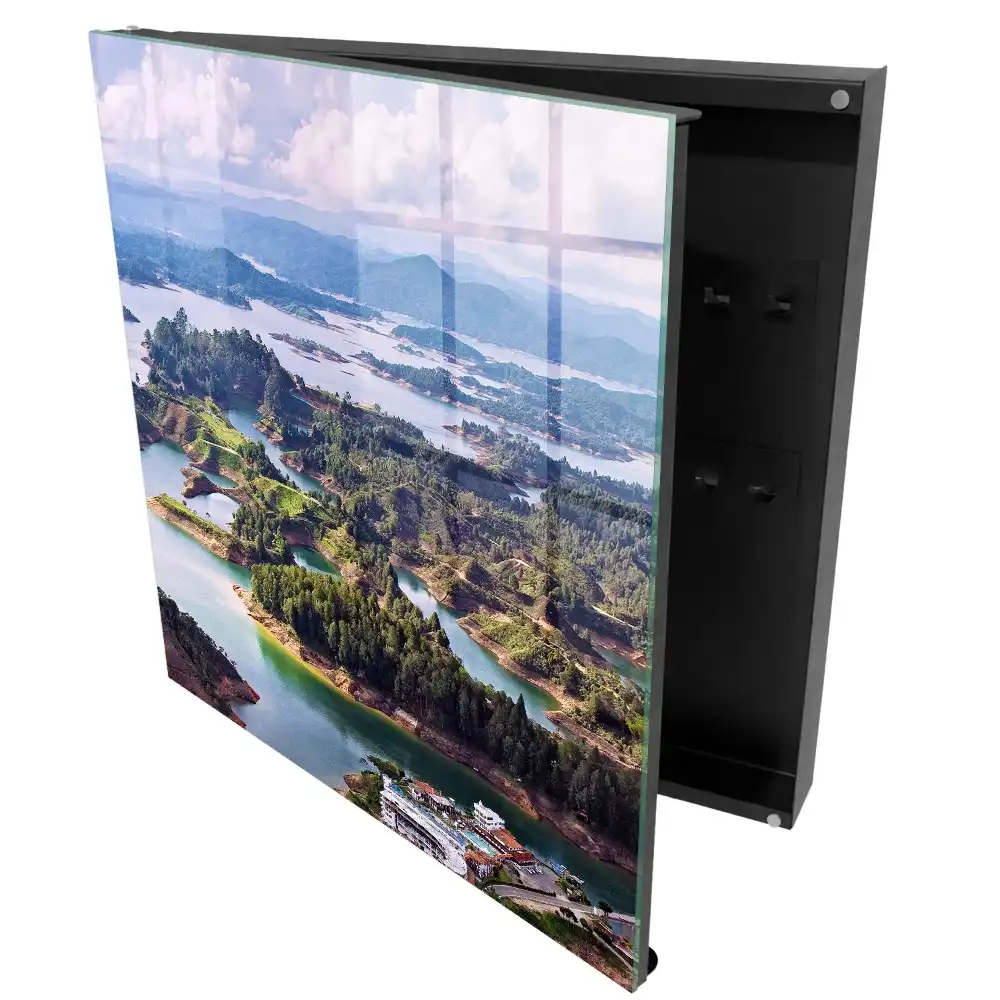 Armoire à clés un paysage verdoyant aux eaux bleues