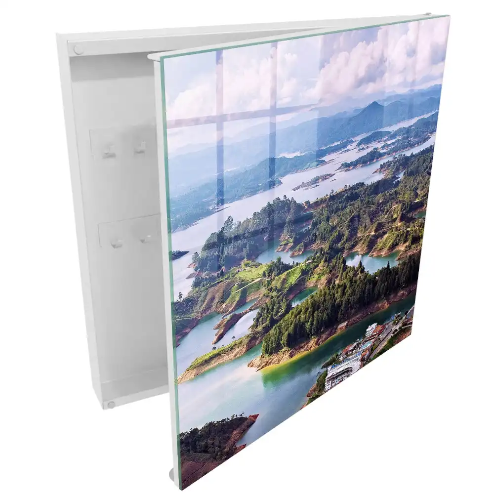Armoire à clés un paysage verdoyant aux eaux bleues