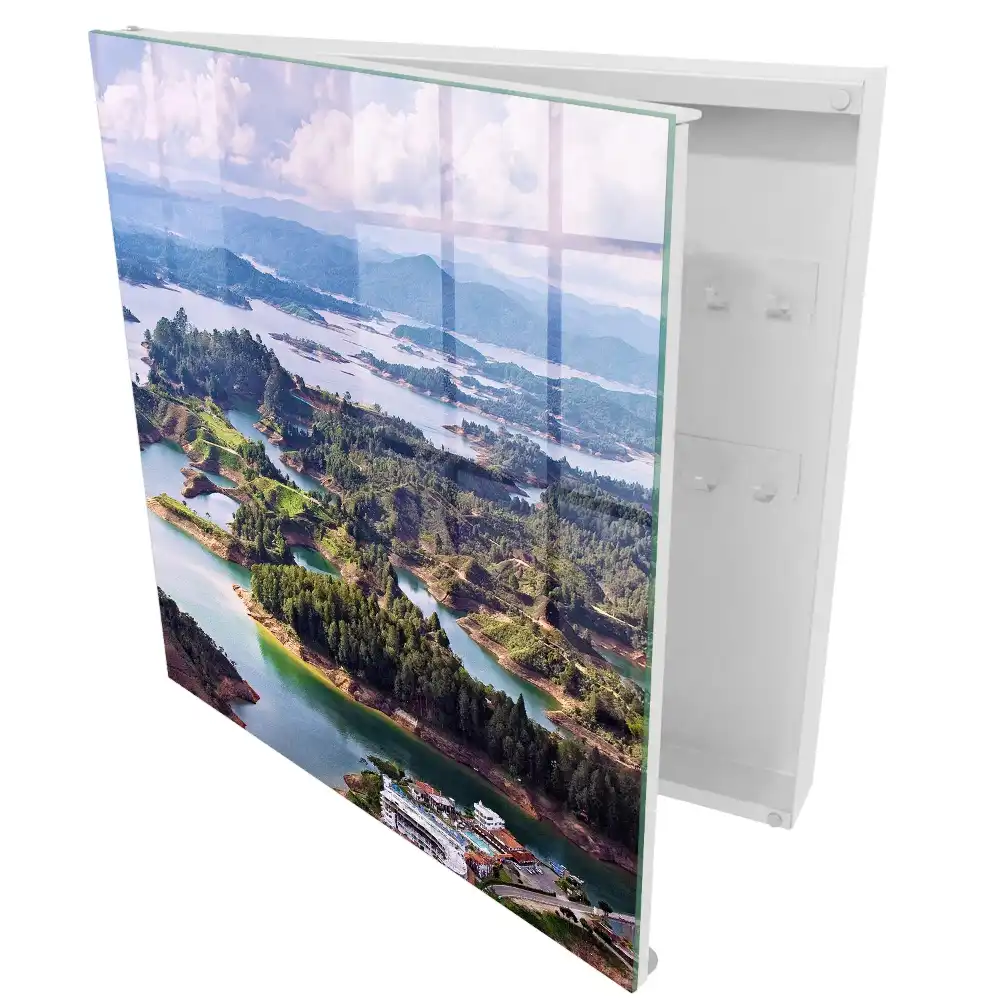 Armoire à clés un paysage verdoyant aux eaux bleues