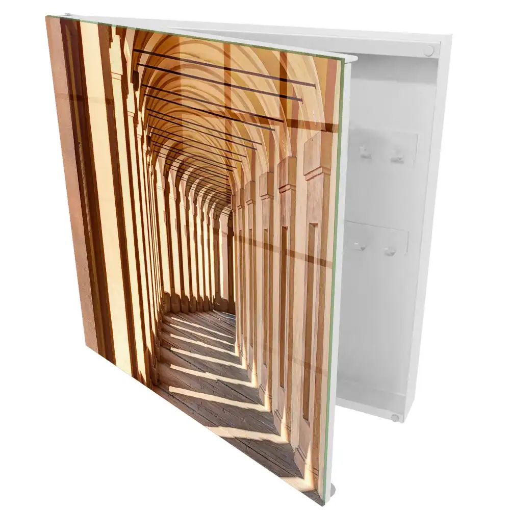 Boîte à clés colonnade baignée d'une lumière chaude et de longs stores