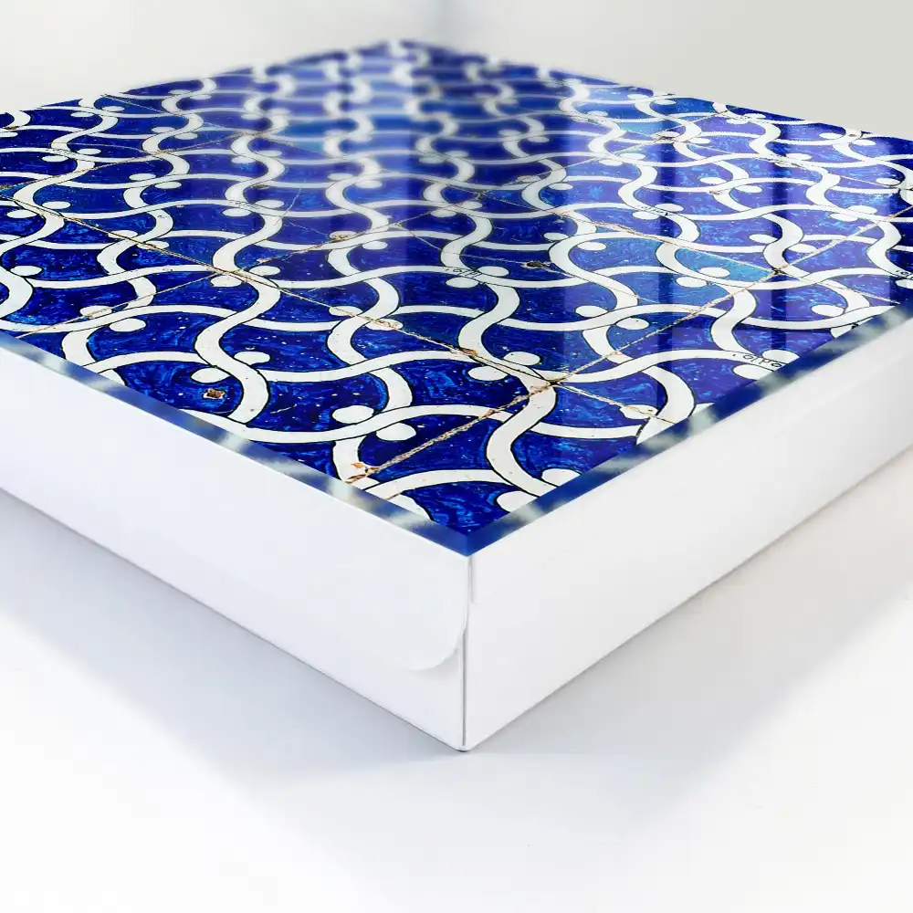 Armoire à clés carreaux bleus à motifs blancs