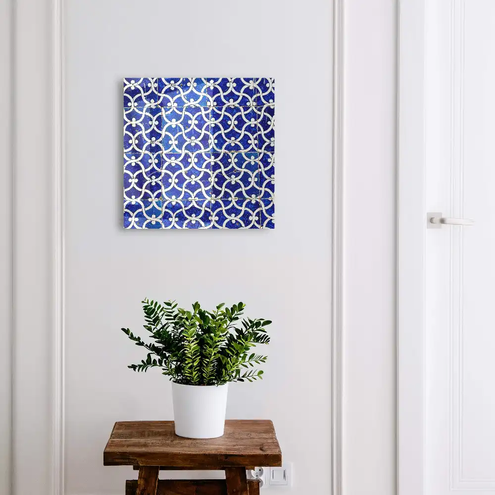 Armoire à clés carreaux bleus à motifs blancs
