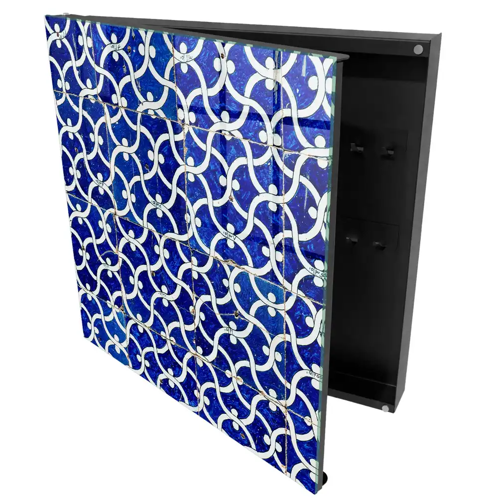 Armoire à clés carreaux bleus à motifs blancs