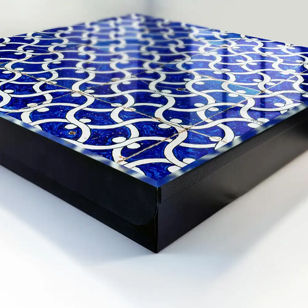 Armoire à clés carreaux bleus à motifs blancs