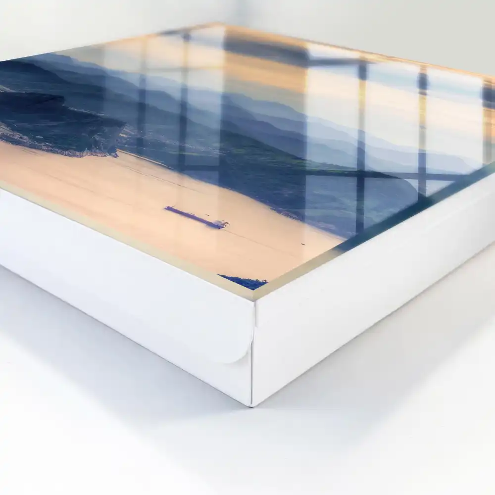 Boîte à clés murale montagnes baignées d'une lumière pastel au-dessus de l'eau