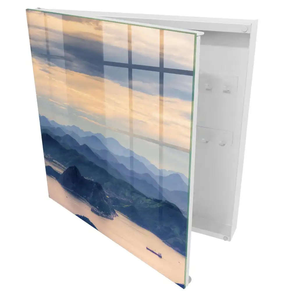 Boîte à clés murale montagnes baignées d'une lumière pastel au-dessus de l'eau