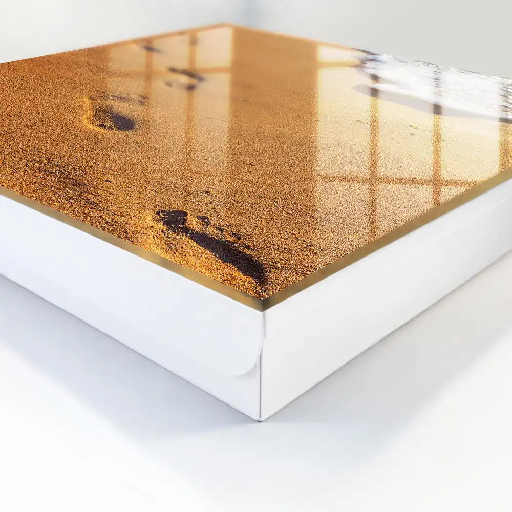 Armoire à clés plage avec des empreintes de pas près des vagues