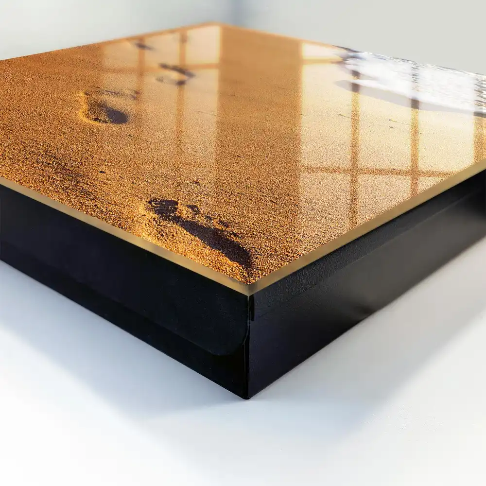 Armoire à clés plage avec des empreintes de pas près des vagues