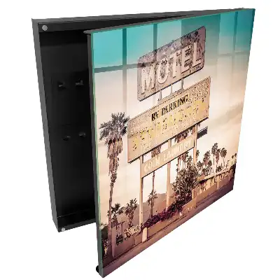 Armoire à clés panneau de motel avec des palmiers en arrière-plan