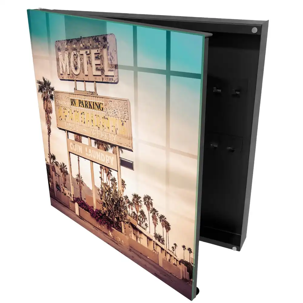 Armoire à clés panneau de motel avec des palmiers en arrière-plan
