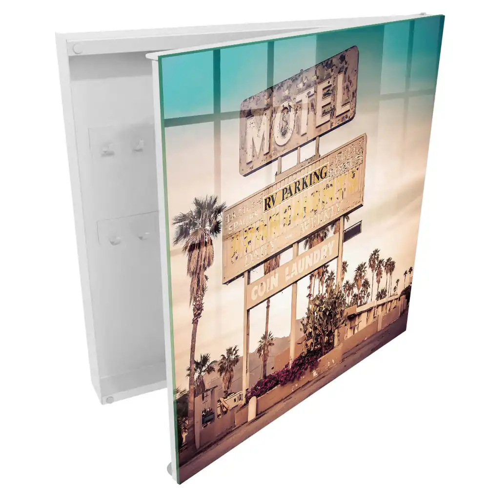 Armoire à clés panneau de motel avec des palmiers en arrière-plan
