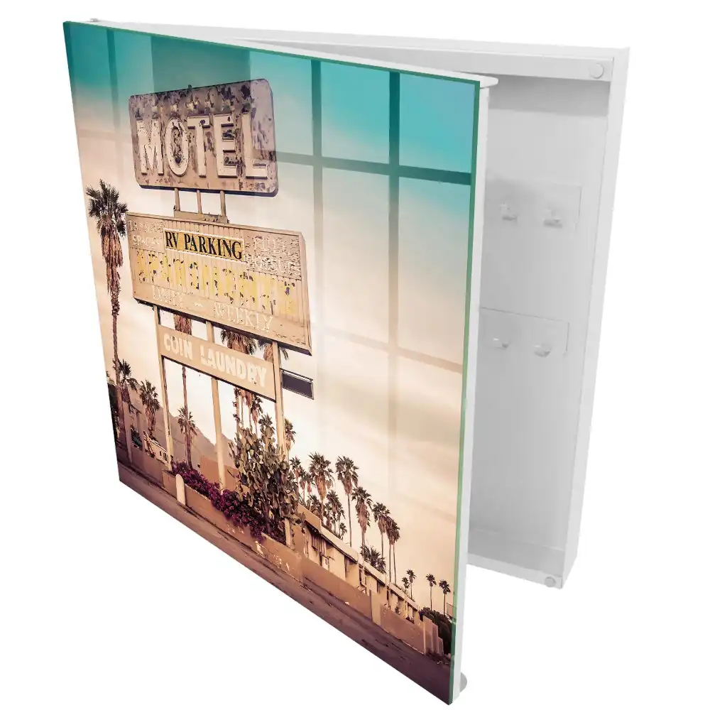 Armoire à clés panneau de motel avec des palmiers en arrière-plan