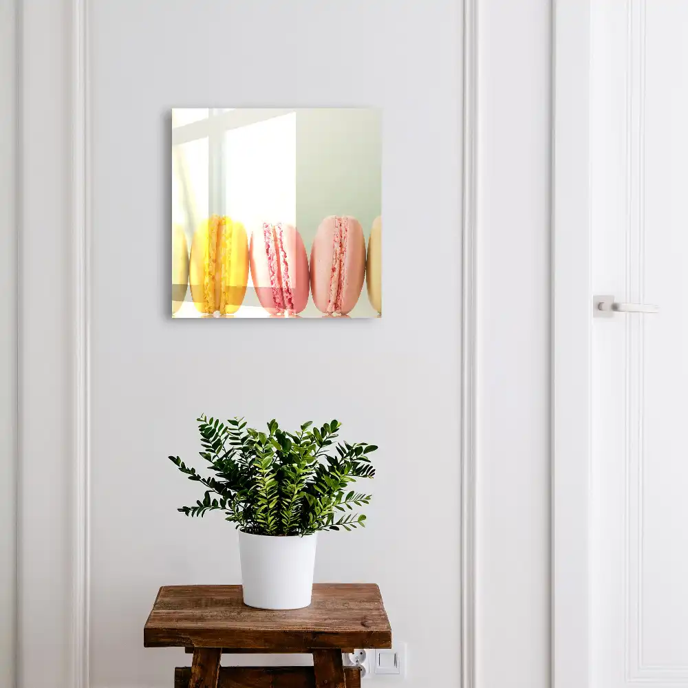 Boîte à clés macarons colorés alignés sur un fond pastel