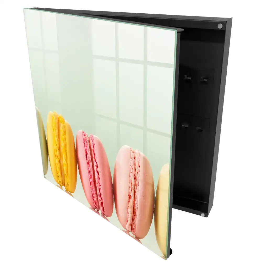 Boîte à clés macarons colorés alignés sur un fond pastel