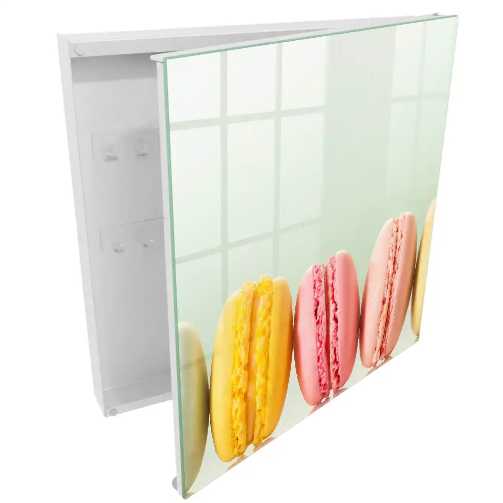Boîte à clés macarons colorés alignés sur un fond pastel