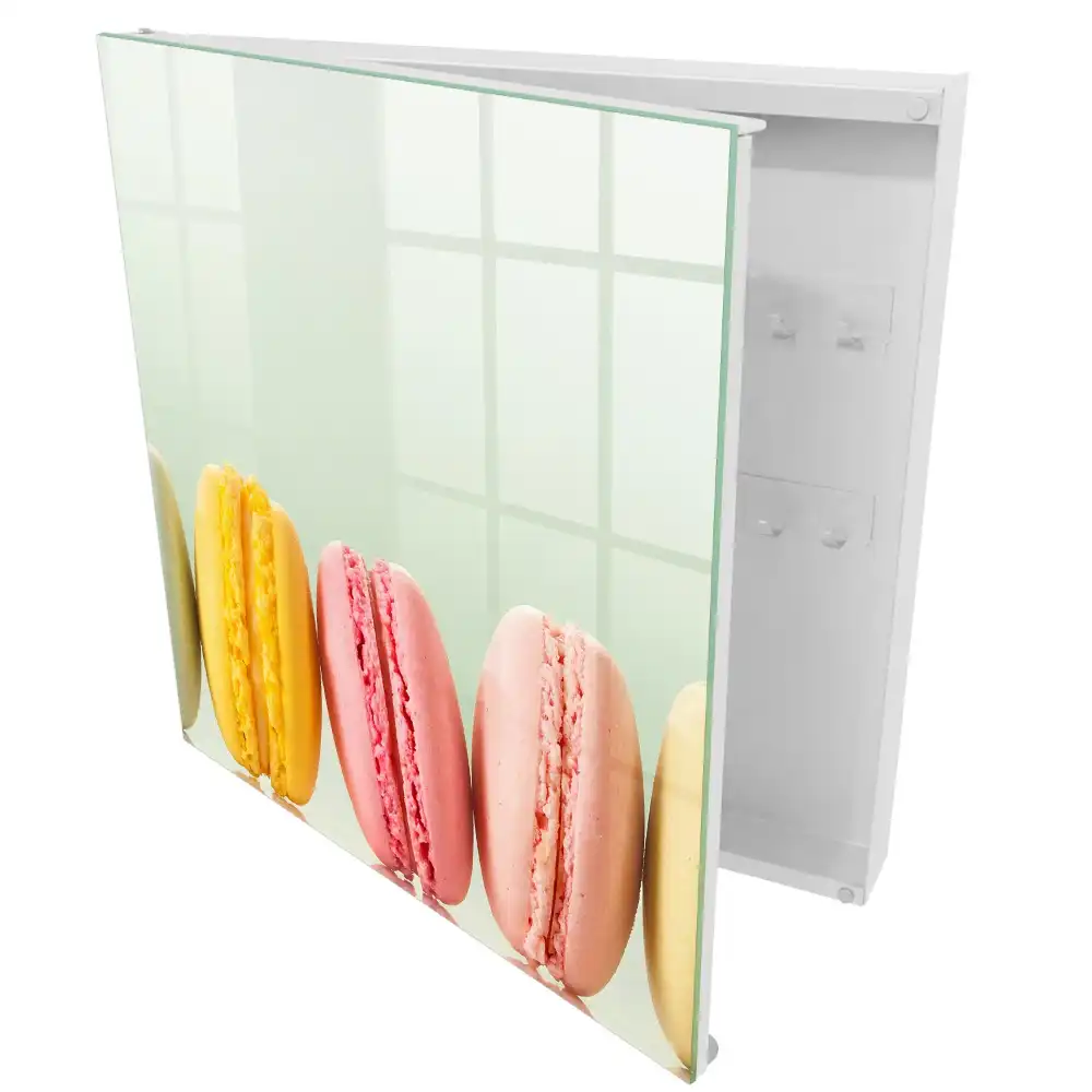 Boîte à clés macarons colorés alignés sur un fond pastel