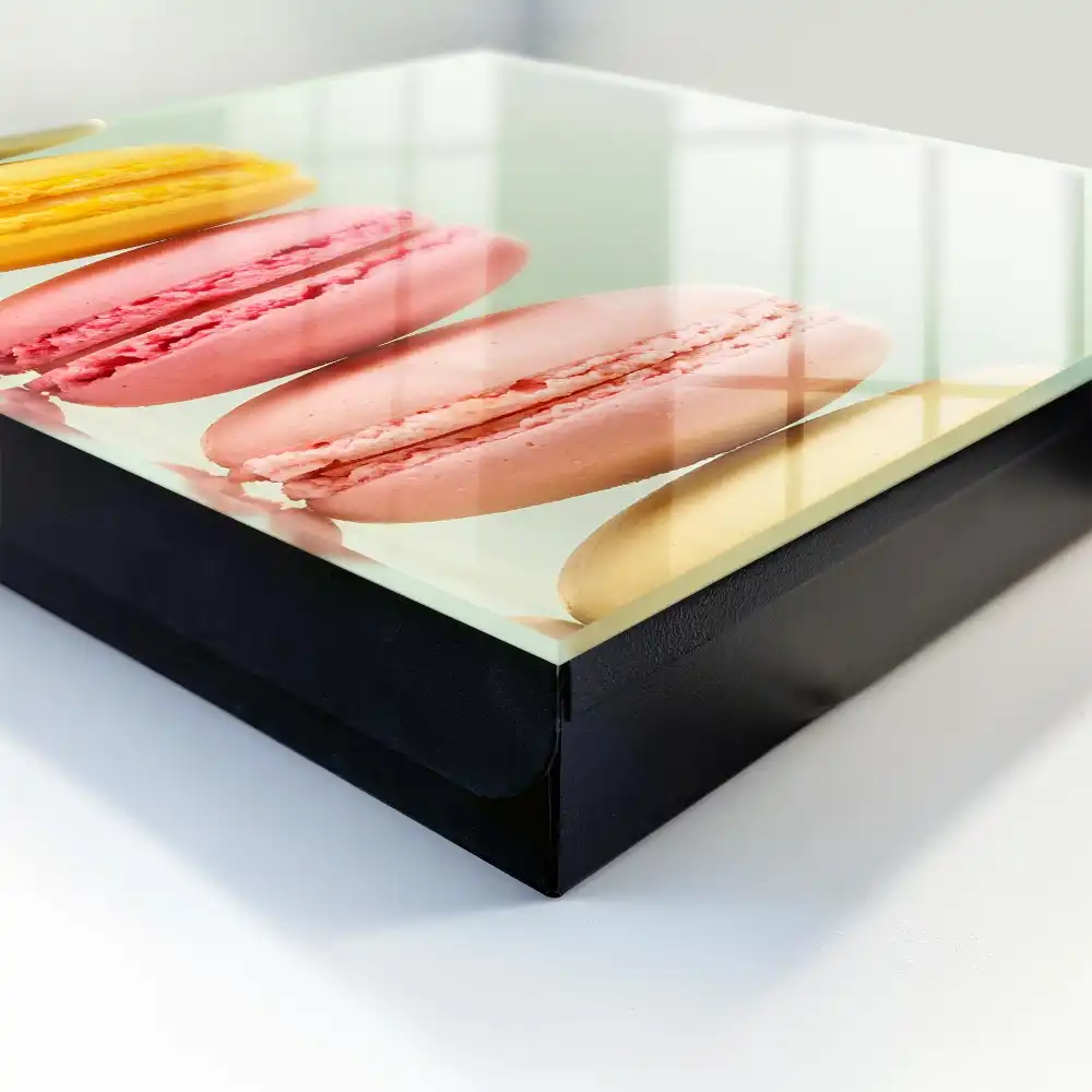 Boîte à clés macarons colorés alignés sur un fond pastel