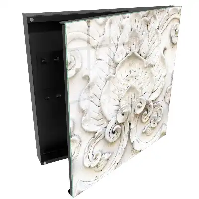Armoire à clés motifs finement décorés de motifs floraux
