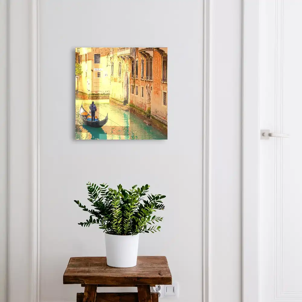 Boîte à clés murale canal italien et gondolier avec des bâtiments en arrière-plan