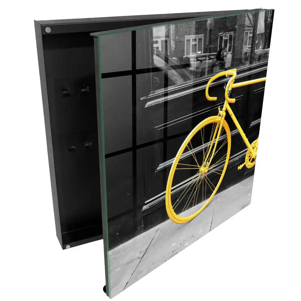 Boîte à clés vélo jaune sur fond noir et blanc