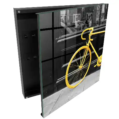 Boîte à clés vélo jaune sur fond noir et blanc