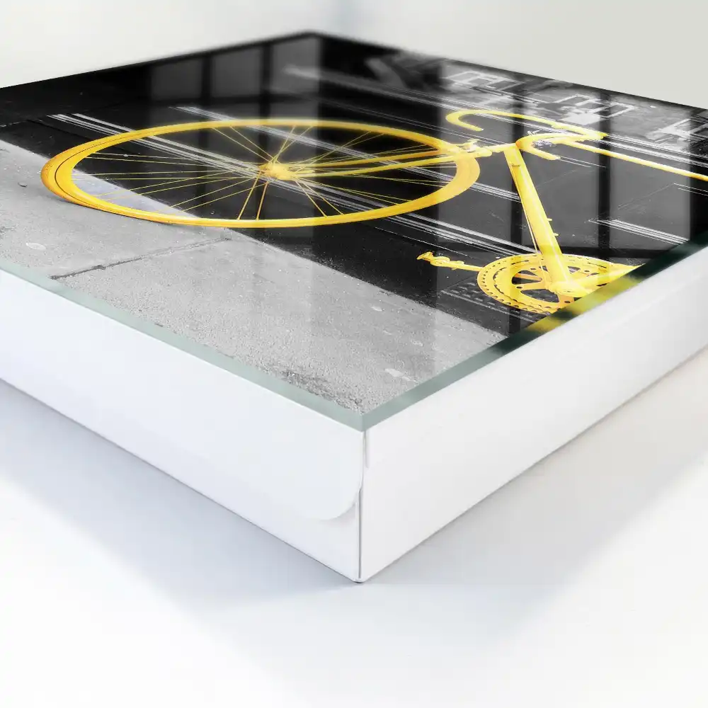 Boîte à clés vélo jaune sur fond noir et blanc