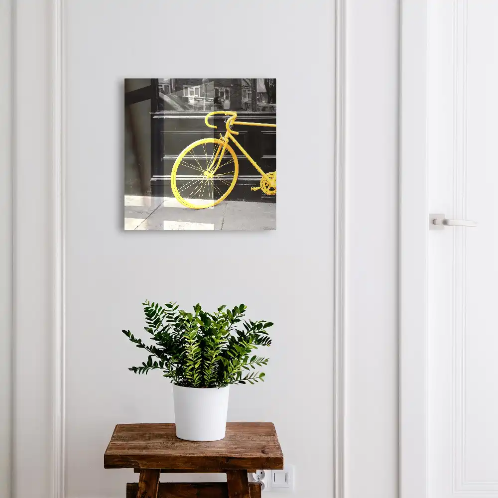 Boîte à clés vélo jaune sur fond noir et blanc